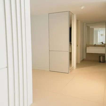 Modern 1 Bedroom Flat In